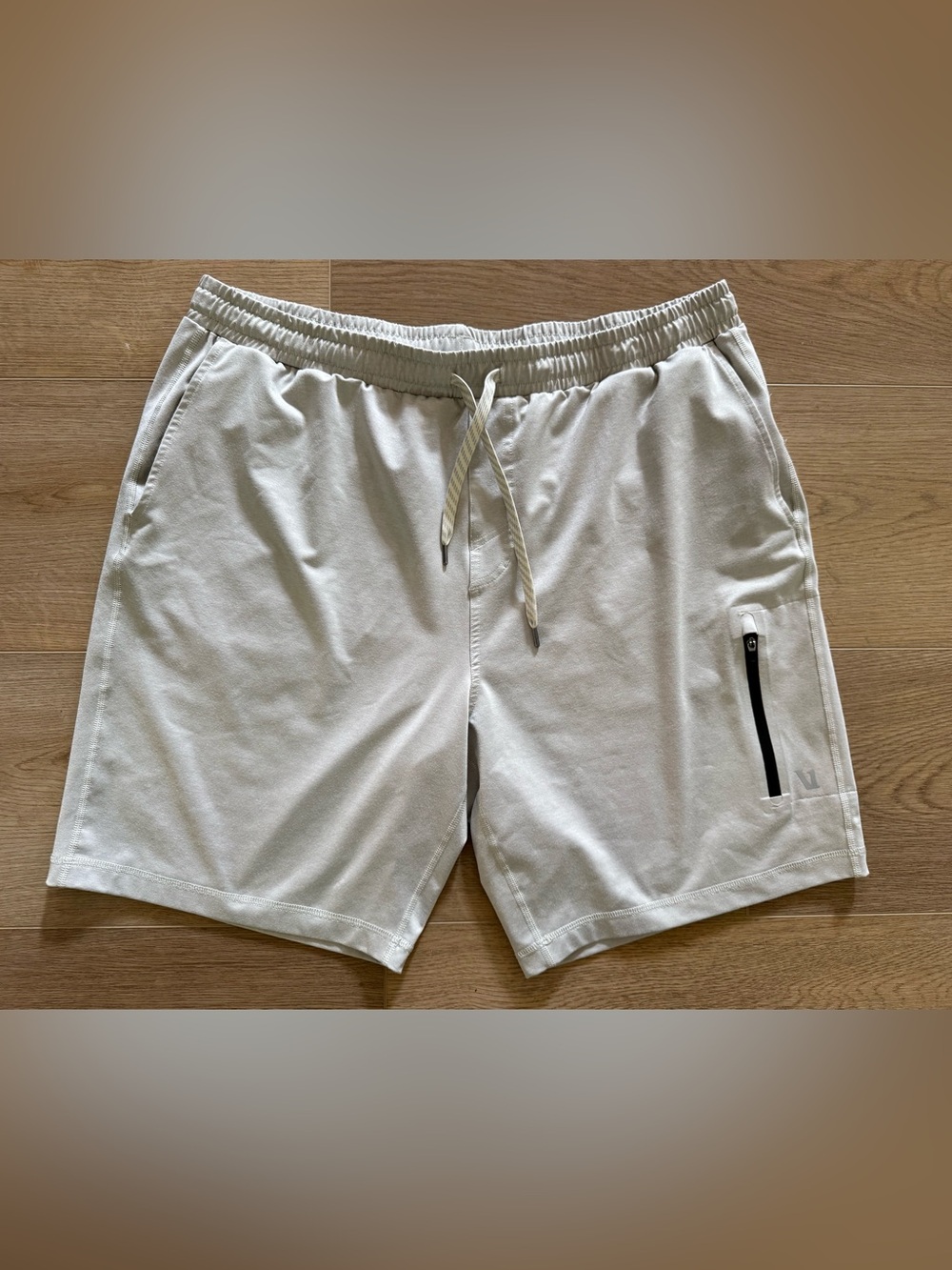 Vuori Sunday Performance Shorts XXL Platinum Zip Pocket Athletic 8’’ inseam